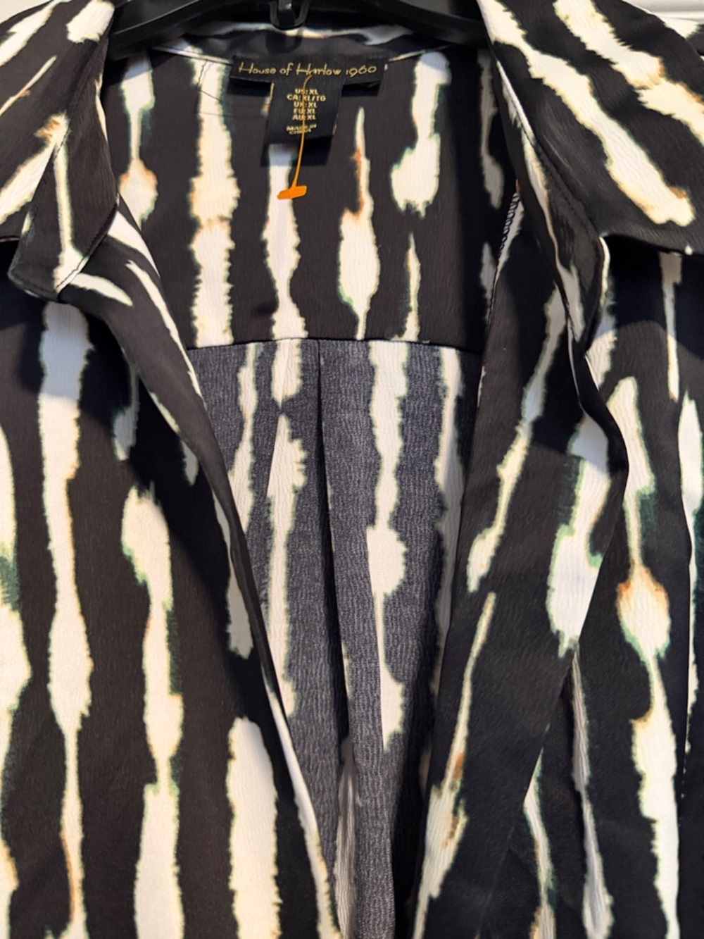 House of Harlow 1960 Black and White Patterned Top with Subtle Green Accent - Picture 7 of 7